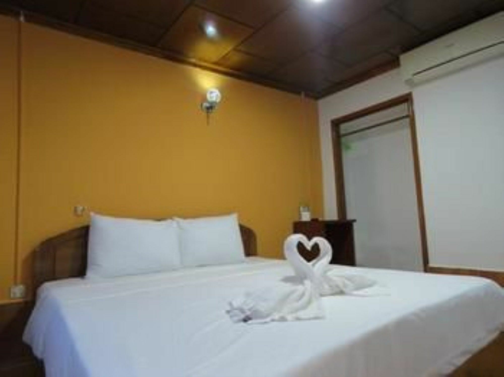 Two Easy Bungalow Hotel Sihanoukville Buitenkant foto